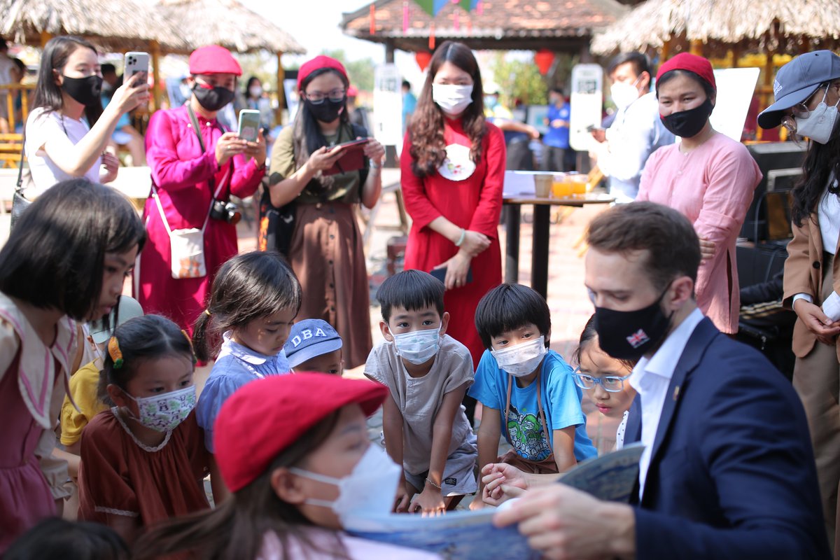 UKinVietnam's tweet photo. Delighted to organise the “Art for Environment” event in Hoi An with support from @CheveningFCDO alumni to raise awareness of environmental protection through artistic activities. @GREATBritain https://t.co/9j2T1Q0CMo