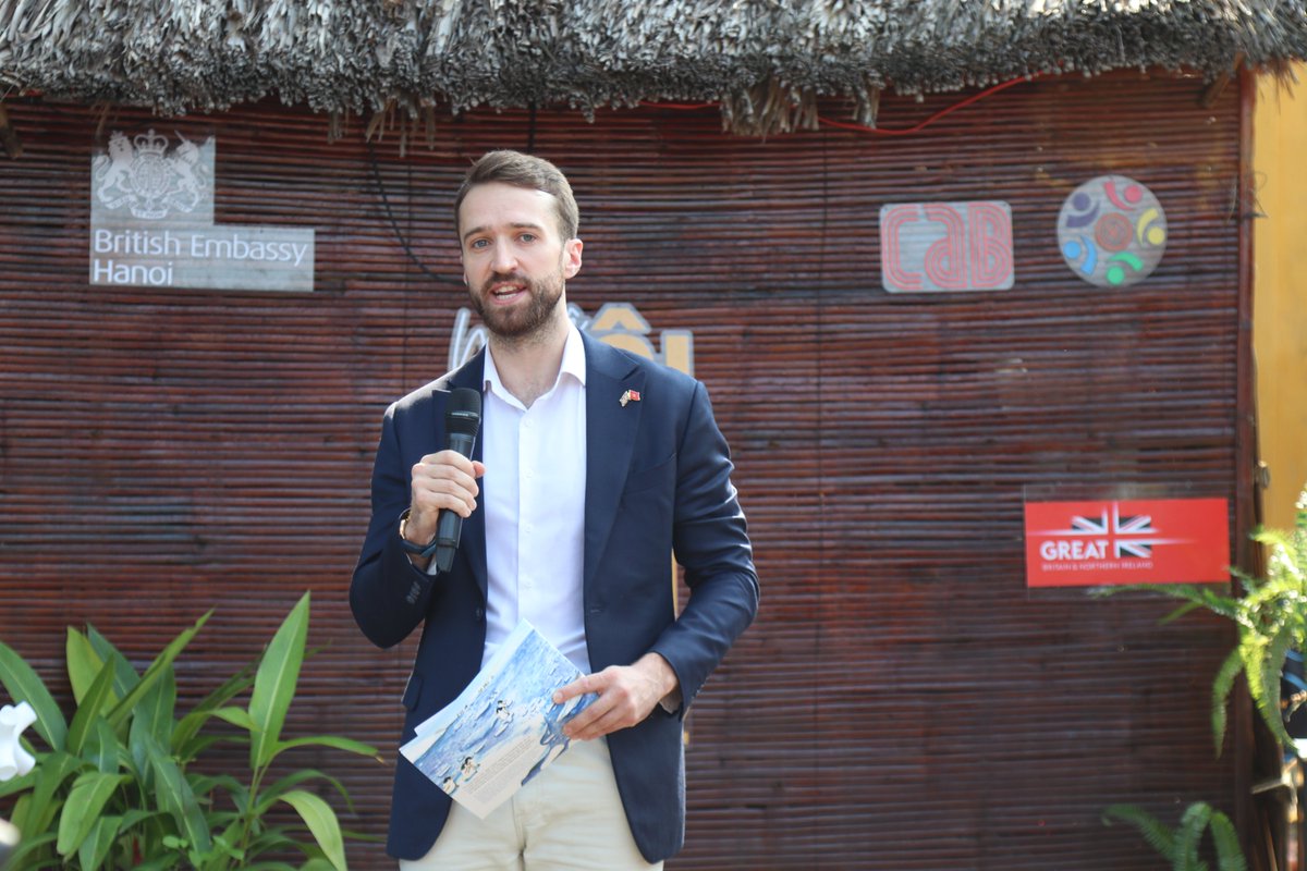 UKinVietnam's tweet photo. Delighted to organise the “Art for Environment” event in Hoi An with support from @CheveningFCDO alumni to raise awareness of environmental protection through artistic activities. @GREATBritain https://t.co/9j2T1Q0CMo