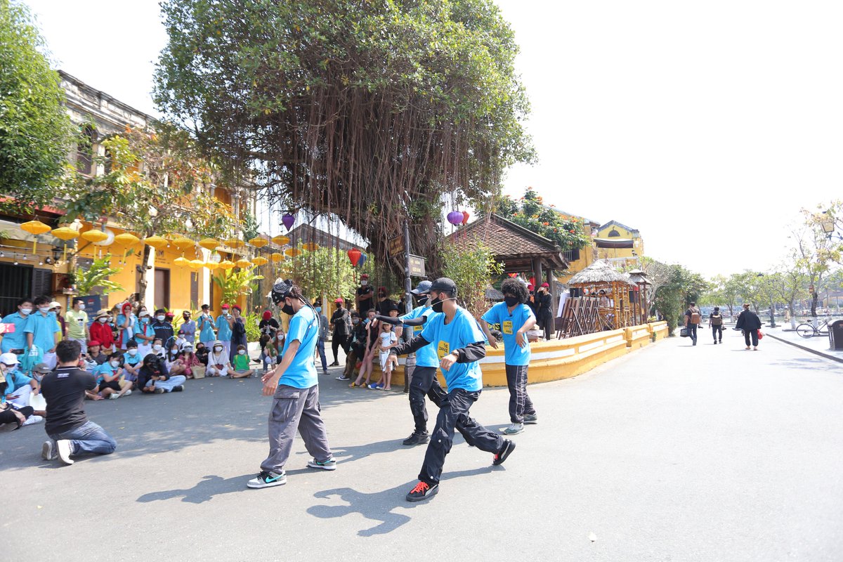 UKinVietnam's tweet photo. Delighted to organise the “Art for Environment” event in Hoi An with support from @CheveningFCDO alumni to raise awareness of environmental protection through artistic activities. @GREATBritain https://t.co/9j2T1Q0CMo