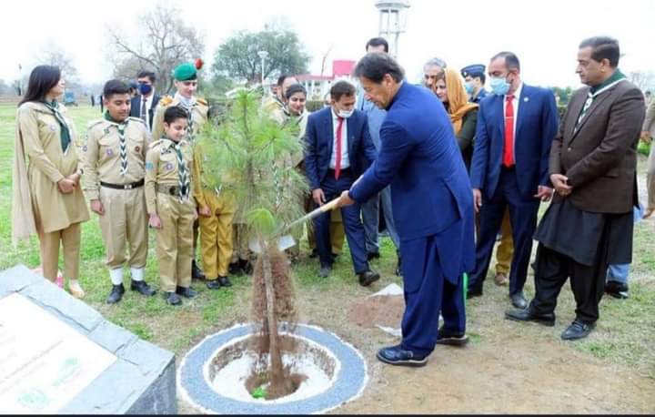 IsfAbdullah's tweet image. سکاؤٹس کے عالمی دن کے موقع پر وزیر اعظم عمران خان پودا لگا کر موسم بہار کی شجر کاری مہم 2022 کا افتتاح کر رہے ہیں۔
#PrimeMinisterImranKhan 
 #Plant4Pak 
#SpringPlantation