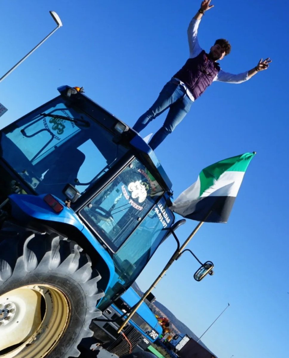 DaniBandaes's tweet photo. 🚜🚜 Tractorada en Don Benito con nuestros agricultores @AgricultoresyGa "En defensa de nuestro campo" https://t.co/U8tfp36H8Q