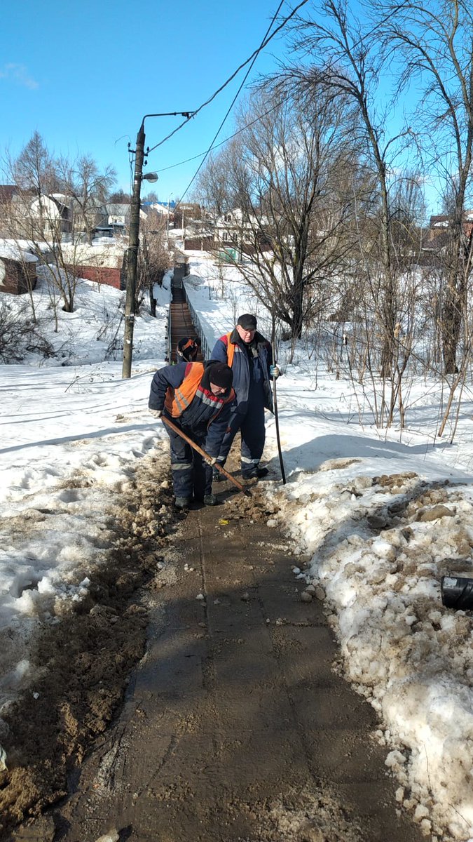 Очистка от наледи пешеходной дорожки и мостка между улиц Лазо и Рязанская, сотрудниками "МКУ Сервисный центр города Тулы"