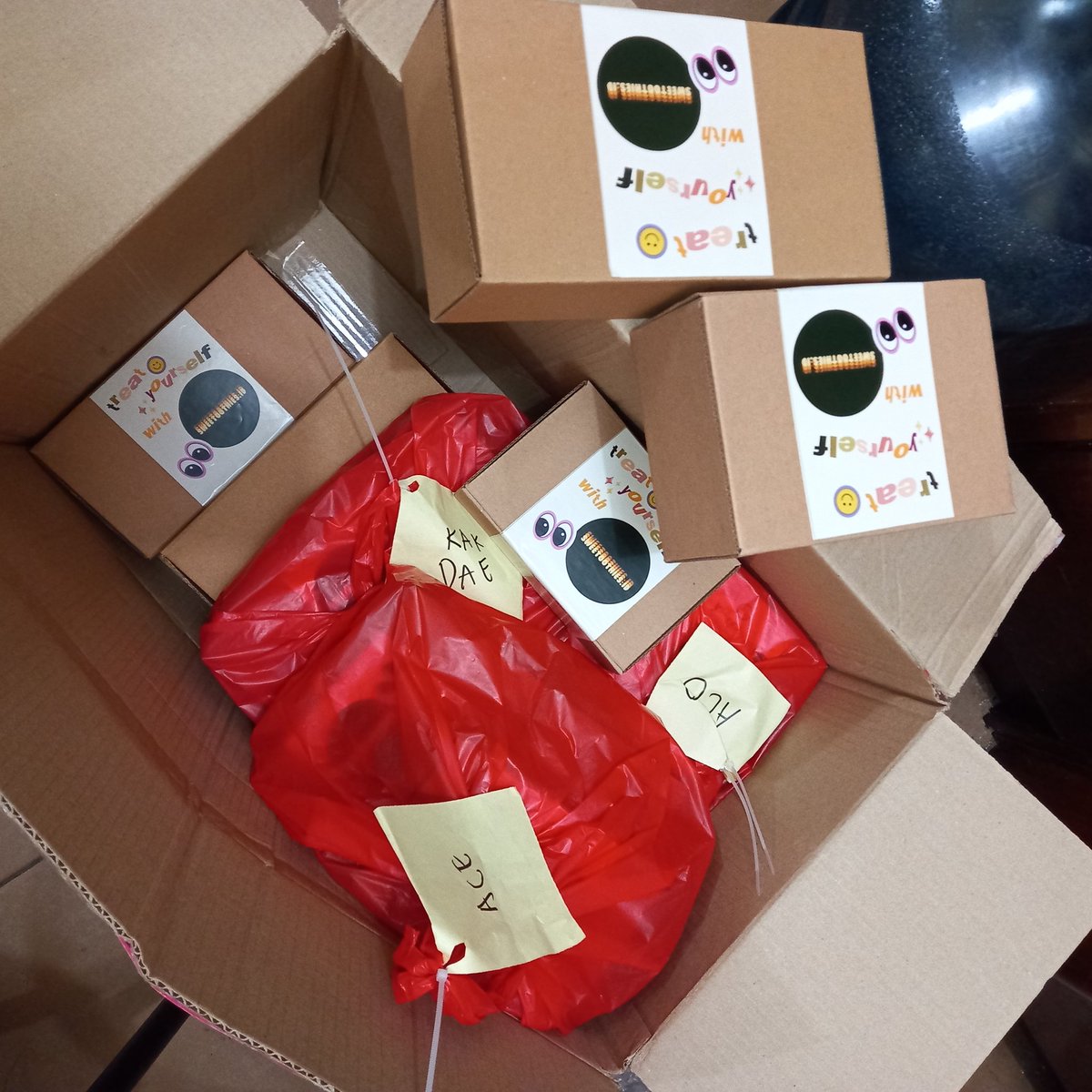 yoonmindae's tweet photo. yooo!! Brownies arrvd safety!!
selalu langganan sama didiii 🥰🥰
makaciii banyakkk @yoonminkecil @sweetoothiesid  💖💖 https://t.co/wtIFREeGNe
