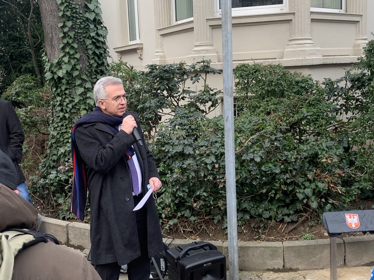 RubenGerczi's tweet photo. . @OBPeterFeldmann erinnert in seiner Rede an #BlankaZmigrod. Gleich wird hier im Kettenhofweg eine Gedenktafel in Erinnerung an unsere Frankfurter Bürgerin eingeweiht. #ffm2202 https://t.co/281uQqlCqv