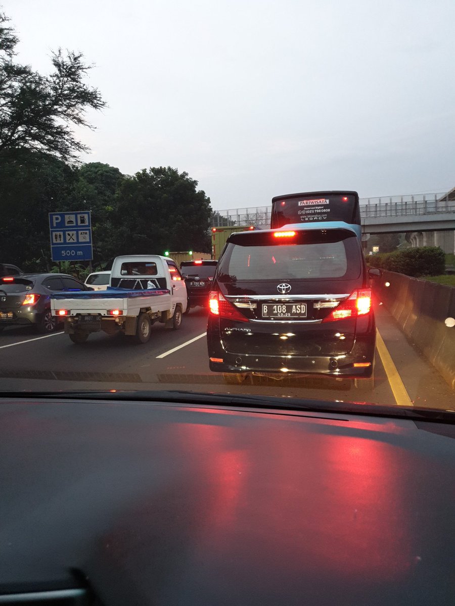 dennisdnz's tweet photo. KM 125 tol bandung arah jakarta macet total gara2 demo?@PTJASAMARGA tolong diatur secepatnya https://t.co/6ip4fvJVkH