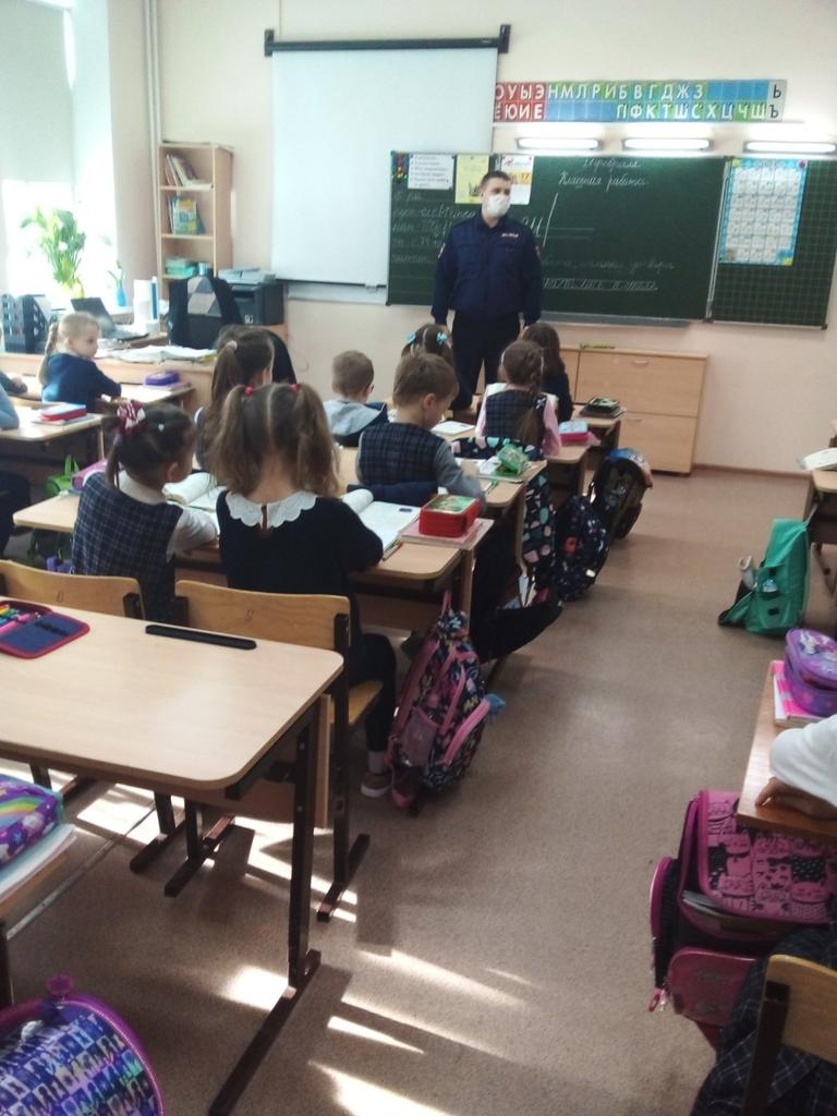 school132samara's tweet photo. В 1 -4 классах нашей школы прошли Уроки безопасности.
Ребята под руководством инспектора ГИБДД вспомнили основные правила дорожного движения, проверили, правильно ли построен их маршрут до школы, сумели ответить на каверзные вопросы инспектора. https://t.co/lGOwM1lDRM