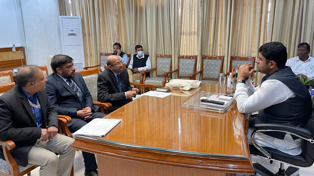 Dchautala's tweet photo. एसोचैम के वरिष्ठ सदस्यों के साथ प्रदेश में उद्यमियों के लिए बेहतर माहौल के बारे में विस्तार से चर्चा हुई। उद्योगों में रोजगार सृजन, infrastructural development के जरिए सामाजिक विकास को महत्व दिया जाएगा। https://t.co/T93WjH52rc