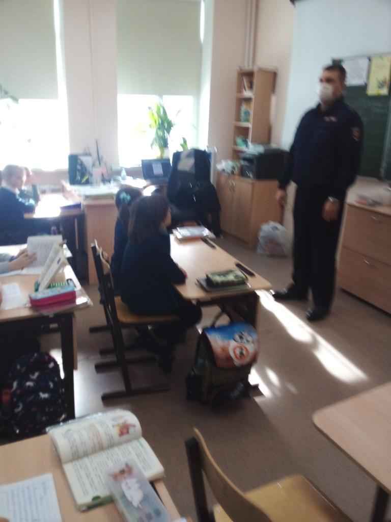 school132samara's tweet photo. В 1 -4 классах нашей школы прошли Уроки безопасности.
Ребята под руководством инспектора ГИБДД вспомнили основные правила дорожного движения, проверили, правильно ли построен их маршрут до школы, сумели ответить на каверзные вопросы инспектора. https://t.co/lGOwM1lDRM