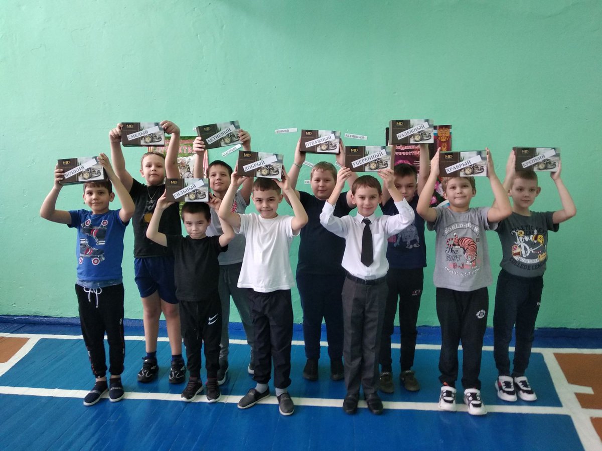 В честь "23 февраля" во 2"а" кл. Кротовской школы прошел весёлый спортивный праздник, на котором мальчики состязались с девочками на смелость и выносливость. Конечно, выиграла сильнейшая половина и получила от девочек поздравления и призы. Было очень весело!