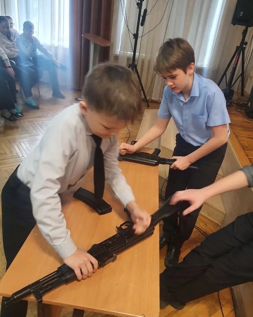 Сегодня во всех классах нашей школы проходят классные часы и внутриклассные мероприятия, посвящённые Дню Защитника Отечества🛡

Каждый класс сам выбирает формат проведения мероприятия. К примеру, 5-е классы провели военно-патриотическое мероприятие «70 лет на страже мира»🪖