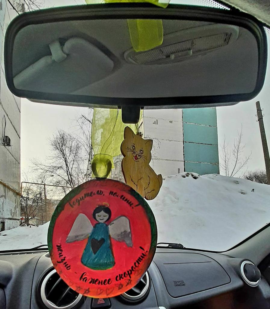 school132samara's tweet photo. Мы продолжили нашу акцию "Обереги безопасности" и перешли ко второму ��ё этапу: наши обереги появились в машинах наших родителей. Теперь, как мы надеемся, они всегда будут помнить о безопасности и соблюдать правила дорожного движения.
#БезопаснаяДорога https://t.co/41R2dTWysr