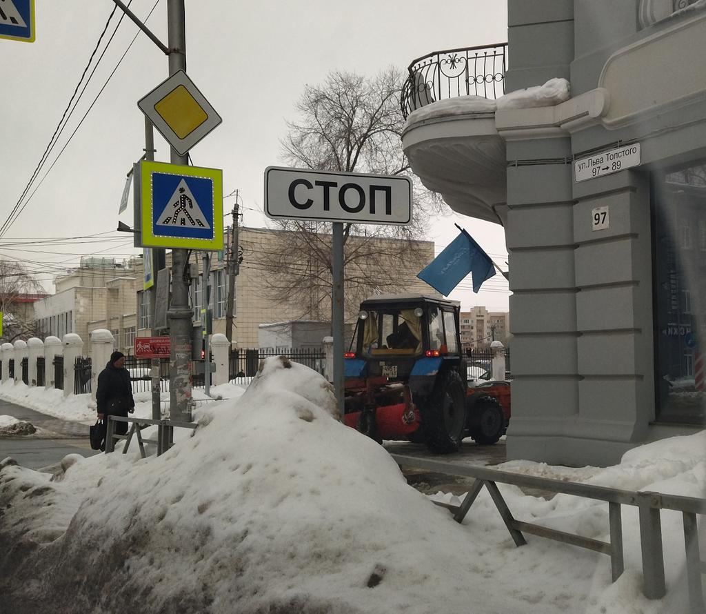 Vanin_OSM13's tweet photo. ООО Экомед производит очистку тротуара по ул. Льва Толстого. @AdmSamRna @rradyukov https://t.co/UeXW3z2wf1