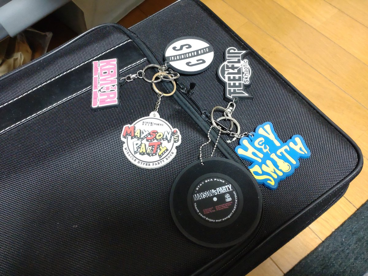moe4012's tweet photo. 私達のバンドを紹介してくれるモノ好きな人がいて、代表でインタビュー受けることになった！マジメな話はないと思う。絶対にフザケてくる！
楽器ケースにつけてる愛すべきサックス奏者がいるスカバンドのキーホルダーは紹介したい。
#clubsandinista
#kemuri 
#maysonsparty 
#heysmith 
#feelflip https://t.co/gIxb30WOVu