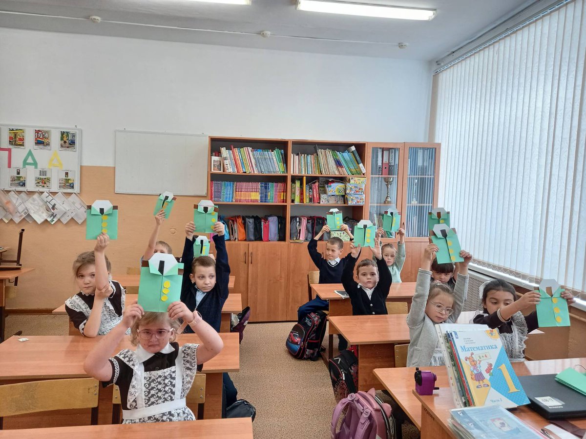 Ребята 1 "в" класса  Кротовской школы в творческой мастерской мастерят подарки для своих пап и дедушек ко Дню защитника Отечества. #uprobraz2018