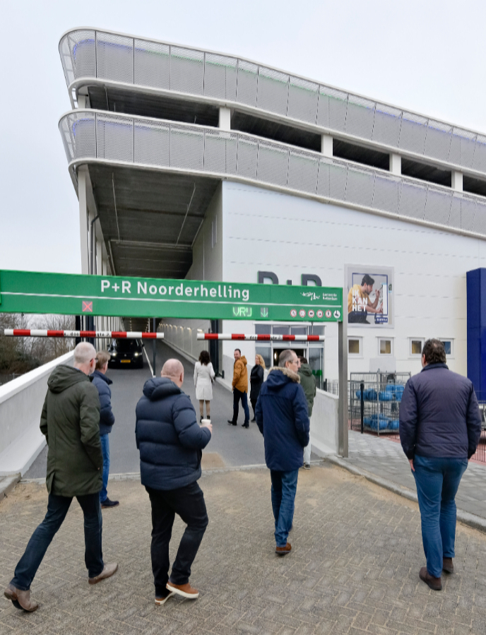 Stadmaken010's tweet photo. In #Stadionpark is de nieuwe #P+R Noorderhelling in combinatie met een @GAMMA geopend. Een P+R met 500 #parkeerplaatsen, 18 laadpalen, bezettingssignalering, cameratoezicht én toiletten. Met het #OV en sta je binnen 15 minuten in het centrum. Meer info: https://t.co/ZO1rCoYfZ9 https://t.co/Df4eKcDz1M