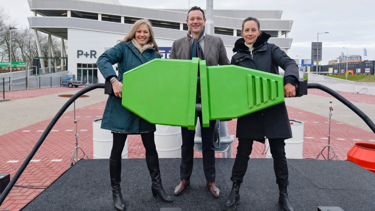Stadmaken010's tweet photo. In #Stadionpark is de nieuwe #P+R Noorderhelling in combinatie met een @GAMMA geopend. Een P+R met 500 #parkeerplaatsen, 18 laadpalen, bezettingssignalering, cameratoezicht én toiletten. Met het #OV en sta je binnen 15 minuten in het centrum. Meer info: https://t.co/ZO1rCoYfZ9 https://t.co/Df4eKcDz1M