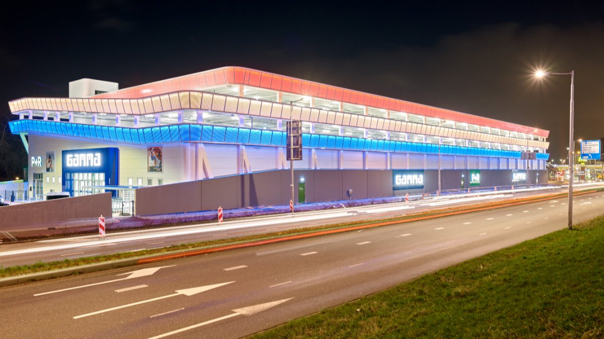 Stadmaken010's tweet photo. In #Stadionpark is de nieuwe #P+R Noorderhelling in combinatie met een @GAMMA geopend. Een P+R met 500 #parkeerplaatsen, 18 laadpalen, bezettingssignalering, cameratoezicht én toiletten. Met het #OV en sta je binnen 15 minuten in het centrum. Meer info: https://t.co/ZO1rCoYfZ9 https://t.co/Df4eKcDz1M