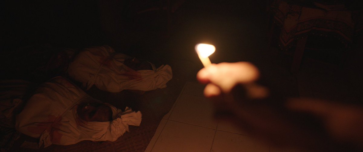 Eirudo__'s tweet photo. Kunyalakan api untuk mempertajam pandanganku. Kutemukan penyebab sepinya daganganku belakangan ini.

Pocong yang harusnya bantu melariskan dagangan, malah tiduran di mess-nya.

Aku bakar sekalian aja duo bungkus serundeng ini.

#PengabdiSetan2caption https://t.co/KDf6UMx3PN