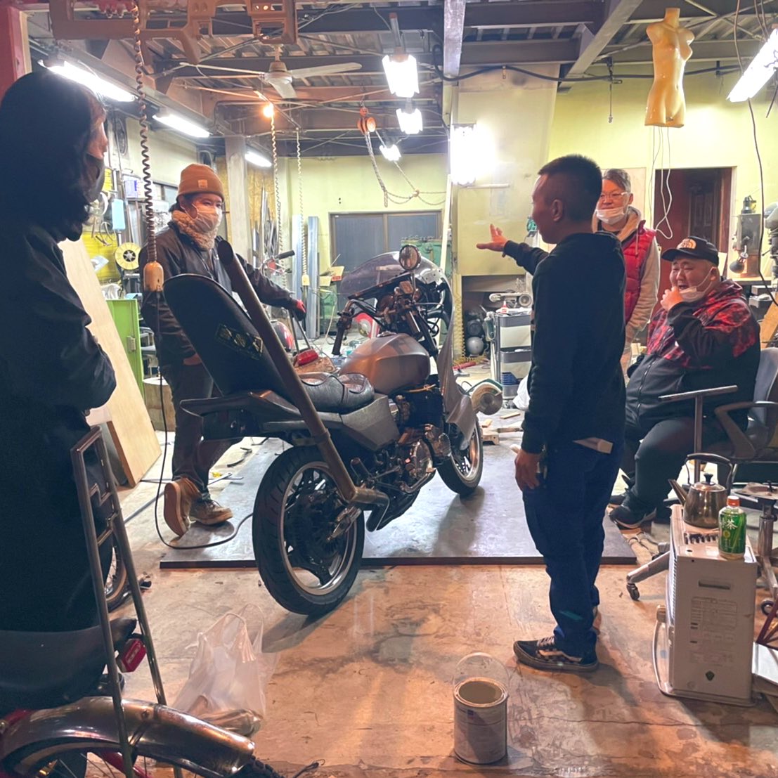 SGS__yuichi's tweet photo. 前人未到の挑戦。

CBX400F

・チタンアップハン
・真鍮竹槍
・銅板ロケットカウル、テール

町田にて打ち合わせ。

次なるステージへ。

#工藝族車
#キャンディーライフ
#シンガシ https://t.co/S9I7Fq0TVa