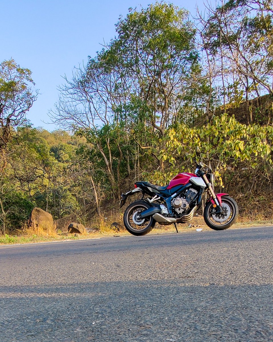 bikeindia's tweet photo. This potent Honda CB650R is currently the most accessible in-line four in the market. We've ridden this motorcycle for quite a bit so if there's anything you need to know about it, go ahead and ask us.

@BigWingIndia #honda #hondacb650r #motorcycle #inlinefour #bikeindia https://t.co/r7Dh8uALc6