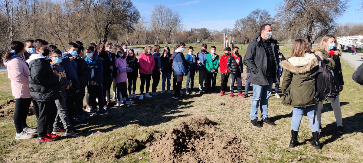 DavidMingoPP's tweet photo. Seguimos apostando por nuestra Isla del Soto, por nuestro río y por la educación medioambiental de nuestros niños. Ellos son los responsables de la Isla cuente con casi 600 árboles nuevos que con el tiempo se convertirán en una gran fresneda. Orgulloso de este gran proyecto. https://t.co/CY7zP3xDWQ