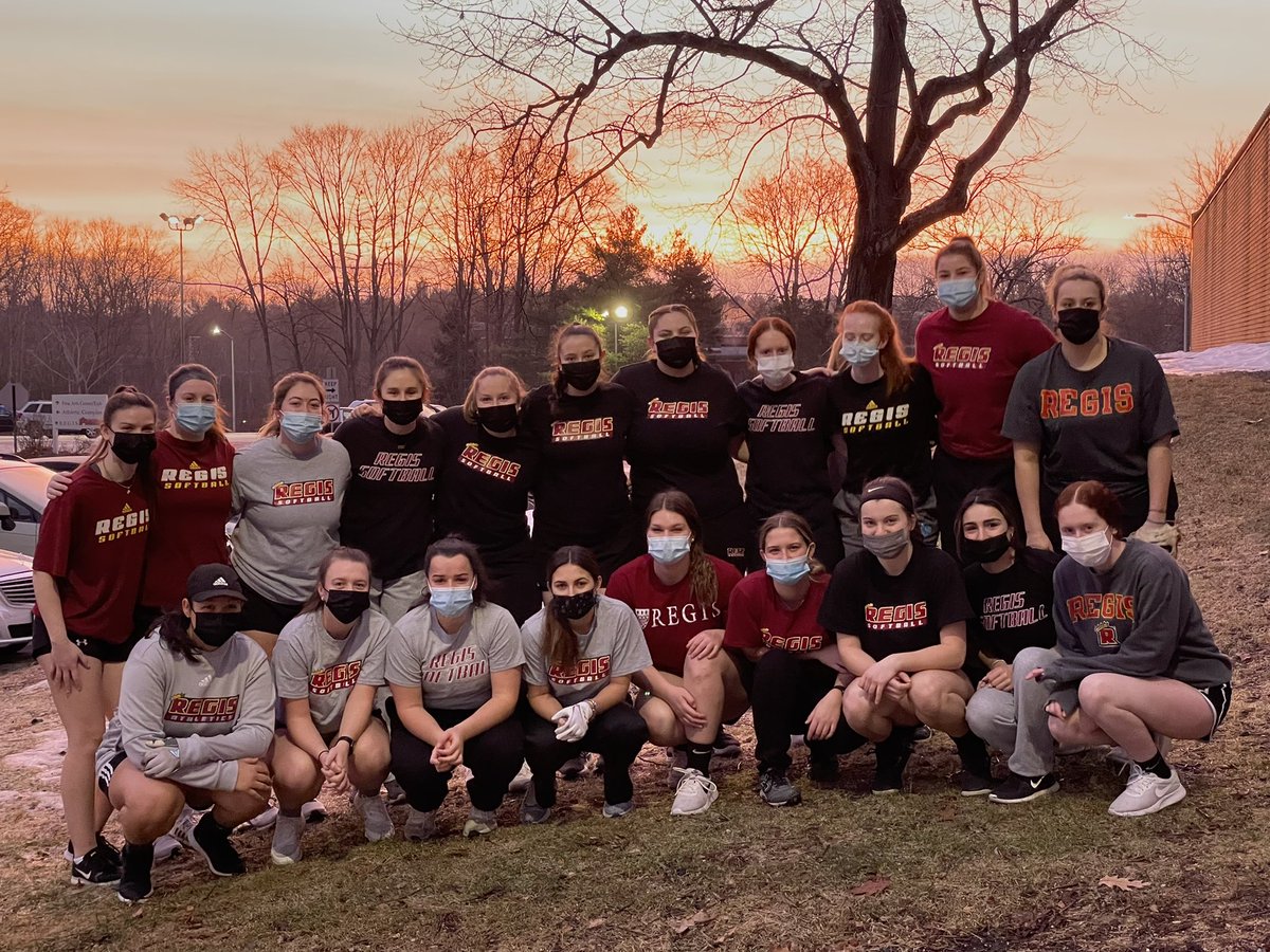 regis_softball's tweet photo. The sun didn’t beat us up this morning. #6ams #tminus5days #RoarPride @GoRegisPride https://t.co/RNk0BrcinD