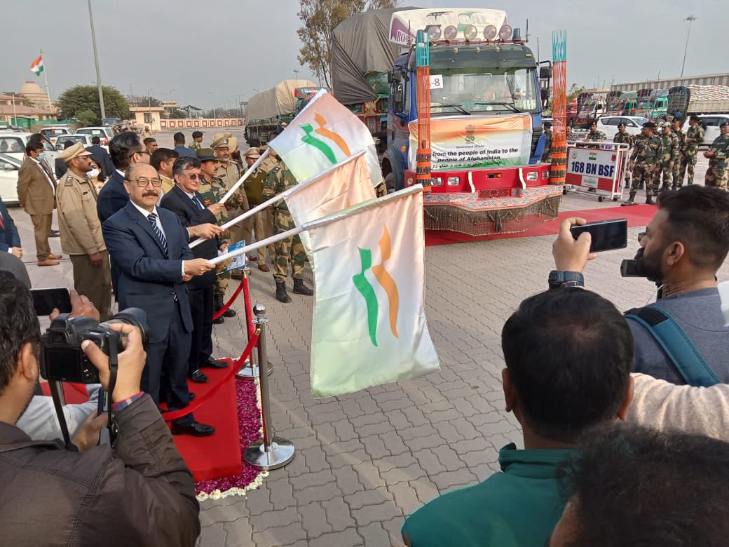 LPAI_Official's tweet photo. India's FS @HarshShringla &amp; Afghan Ambassador @FMamundzay flag off trucks carrying the first consignment of Wheat for Afghanistan via ICP Attari. @PMOIndia @MEAIndia @IndianEmbKabul @HMOIndia @DDNational @AkashvaniAIR @WFP 🇮🇳🇦🇫 https://t.co/bZmLfgJW5I
