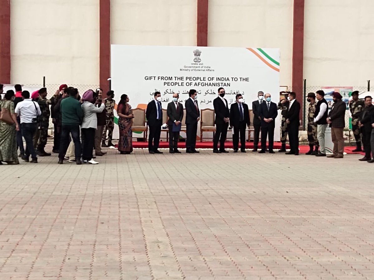 LPAI_Official's tweet photo. India's FS @HarshShringla &amp; Afghan Ambassador @FMamundzay flag off trucks carrying the first consignment of Wheat for Afghanistan via ICP Attari. @PMOIndia @MEAIndia @IndianEmbKabul @HMOIndia @DDNational @AkashvaniAIR @WFP 🇮🇳🇦🇫 https://t.co/bZmLfgJW5I