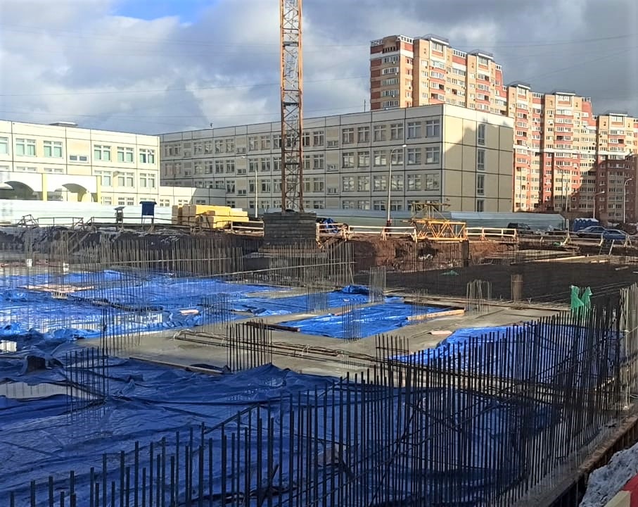 В Красногорске продолжается строительство учебной пристройки к школе №15 на ул.Успенской. Строители приступили к возведению цокольного этажа. На объекте 30 человек и 6 единиц техники. Ведутся работы по армированию и бетонированию стен и колонн технического подполья.
#МинстройМО