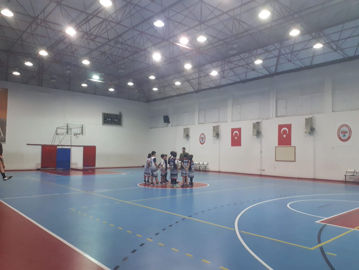 EgeAsist's tweet photo. 2010 doğumlu sporculardan oluşan Ege Asist Gençlik takımımızın antrenmanından görüntüler 😊🏀💪

#EgeAsist #gelecegeasist #basketbol #takım https://t.co/24K8gt6XHk