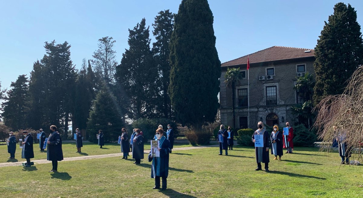 bogazicitv's tweet photo. Boğaziçi Direnişi 413. gününde

Akademisyenler sırt dönme eylemleri öncesinde rektörlüğe gensorularını sundular ardından Üstün Ergüder Meydanında sırt dönme eylemlerini gerçekleştirdiler.

Fotoğraflar: Tolga Sütlü https://t.co/I8X3Q2usM9