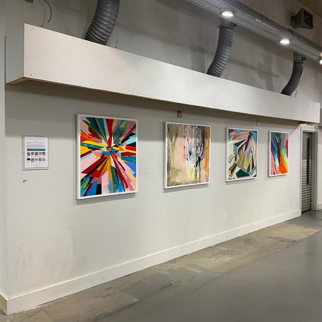 Littlevangogh's tweet photo. Pop up exhibition in London. Art by Stuart Beck.
@artistmadeinteriors

#littlevangogh #artatwork #interiorart #contemporaryart #contemporaryartist #artexhibition #wellbeingintheworkplace https://t.co/h21tF7sDFU