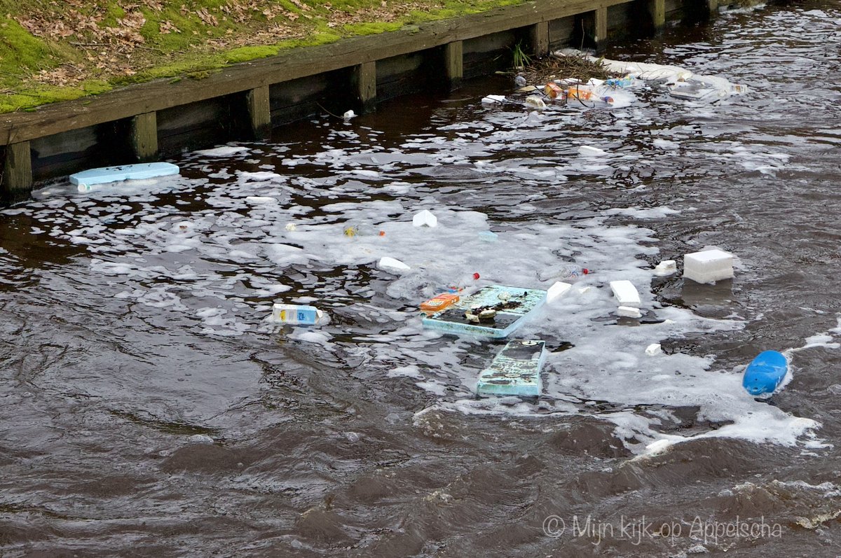 Wat een verschil met gisteren, toen het water over de sluisdeuren stroomde bij de Bovenste Verlaat in de Opsterlandsche Compagnonsvaart <a href="/provfryslan/">Provincie Fryslân</a> . Gelukkig dat water is gezakt ook aan de kades van de sluis. Maar er is behoorlijk wat troep meegekomen.