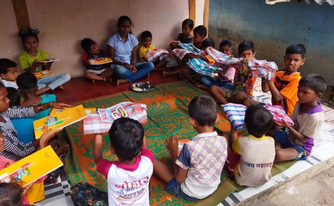 PragateeNGO's tweet photo. 6th November, 2021 - AROEHAN distributed Diwali Gifts in 5 tribal belts today supported by Pragatee Foundation and Shri Hariharputra Bhajan Samaj... https://t.co/DKb0089Zef