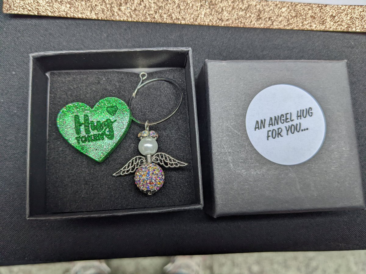 jaqsjewels's tweet photo. Handmade angel hug gift set 😇
#handmade #handmadewithlove #Glasgow #Angels #angelgift #resin #epoxy https://t.co/dJHxdLpHGc