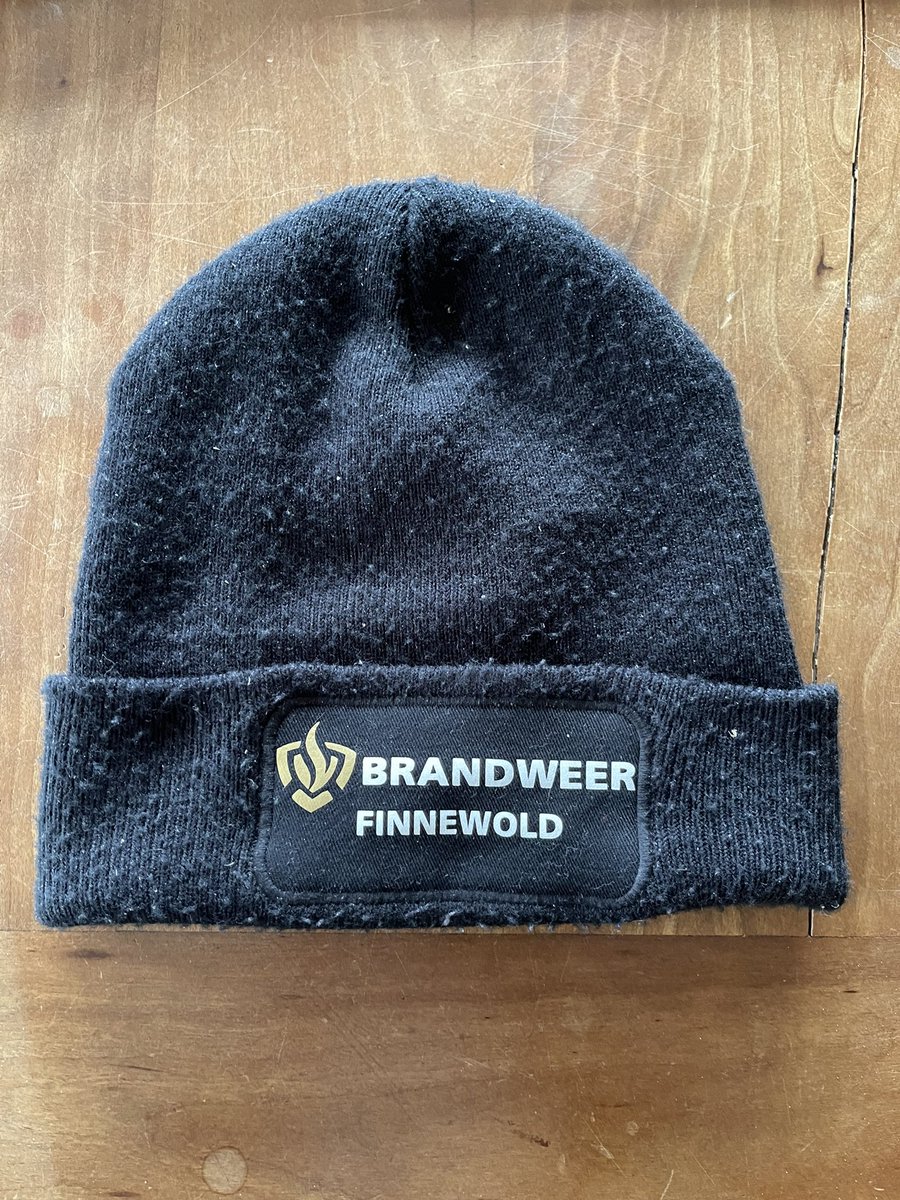 Beste brandweerman, u heeft uw muts vrijdagnacht verloren op Ganzedijk, hij ligt gewassen voor uw klaar op nummer 47.