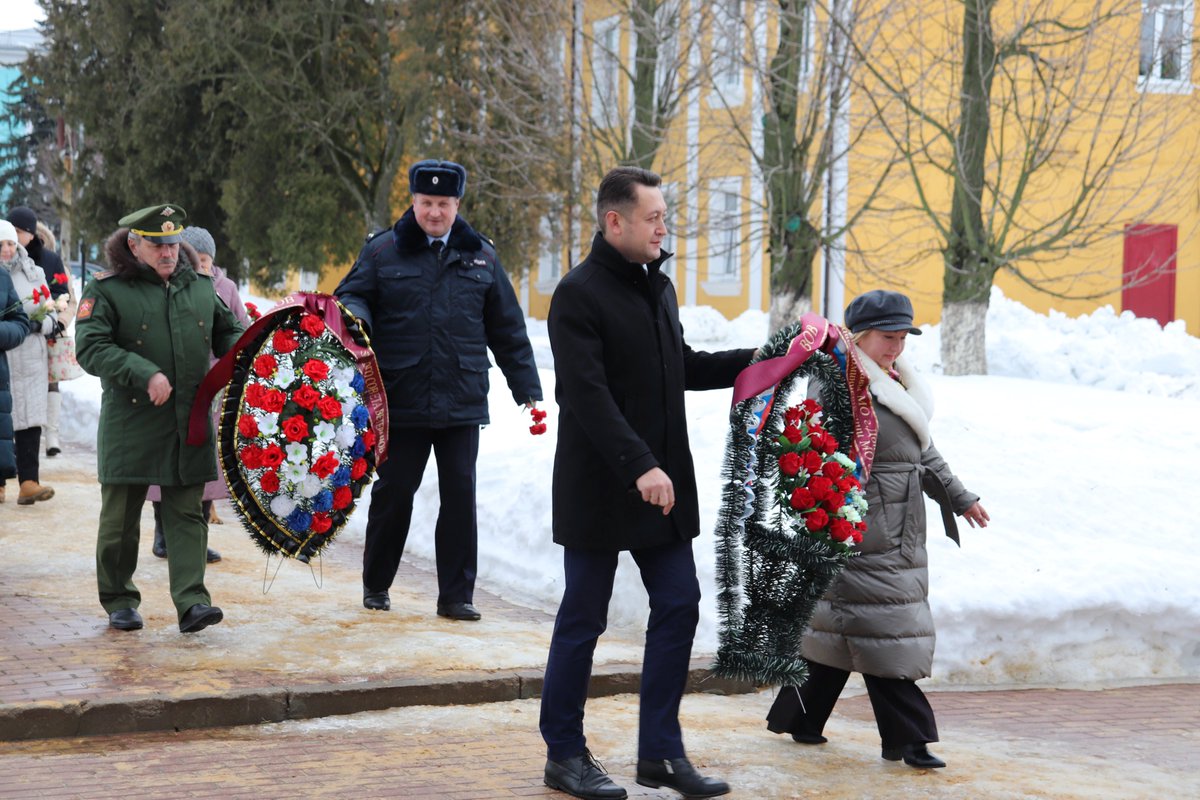 donskoy_71's tweet photo. @Tularegion71 В преддверии Дня Защитника Отечества в Донском на Братских могилах  состоялось возложение цветов при участии главы города Елены Александровой, главы АМО Руслана Бутова, руководителей структурных подразделений администрации, а также жителей города https://t.co/C4ctfrJT48