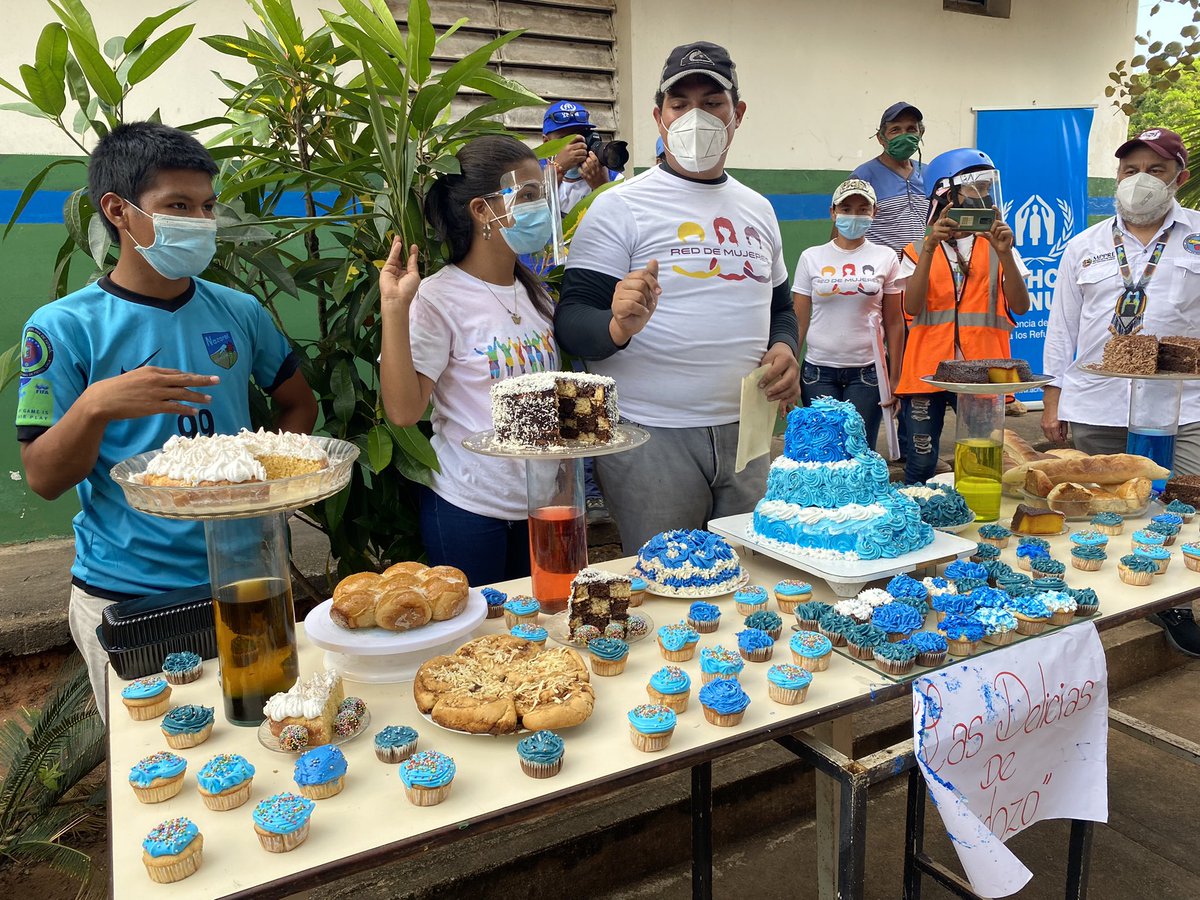OCHA_Venezuela's tweet photo. En su viaje a Bolívar, @gianlucarampoll visitó la comunidad de Cardozo donde varios jóvenes le mostraron sus habilidades como panaderos y pasteleros adquiridas tras recibir capacitación en un proyecto comunitario con enfoque de protección de @ACNUR_Venezuela e IRFA @FeyAlegriaVE https://t.co/CdAj5Yy1tX