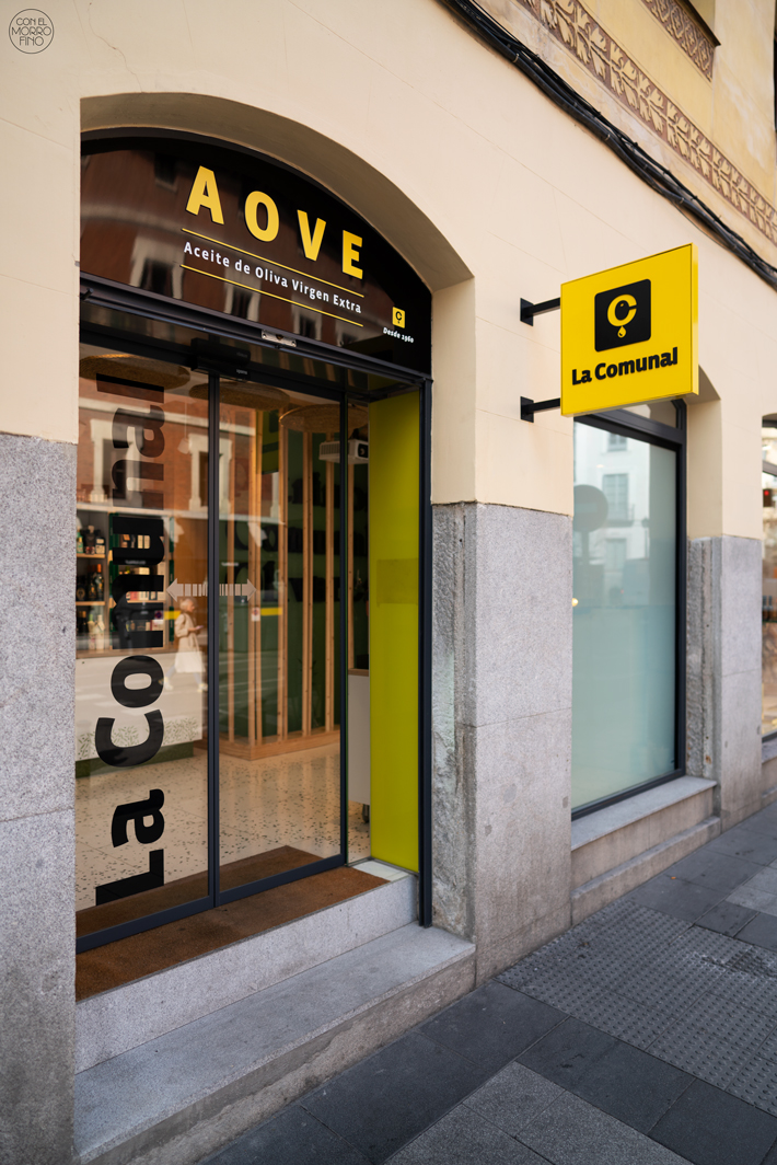 conelmorrofino's tweet photo. ¿Sabías que en #Madrid tenemos la mejor tienda de #AOVE de España (y posiblemente del mundo? Hoy te hablamos de La Comunal. Desde el 1961, trabajando para poner en valor un producto tan nuestro como AOVE @PCOlivarero #LaComunal #Madrid #tienda #aceite https://t.co/7SdOoYDEgD https://t.co/v4ZFM2DDfj