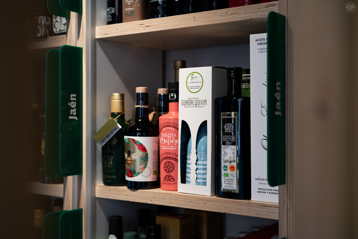 conelmorrofino's tweet photo. ¿Sabías que en #Madrid tenemos la mejor tienda de #AOVE de España (y posiblemente del mundo? Hoy te hablamos de La Comunal. Desde el 1961, trabajando para poner en valor un producto tan nuestro como AOVE @PCOlivarero #LaComunal #Madrid #tienda #aceite https://t.co/7SdOoYDEgD https://t.co/v4ZFM2DDfj