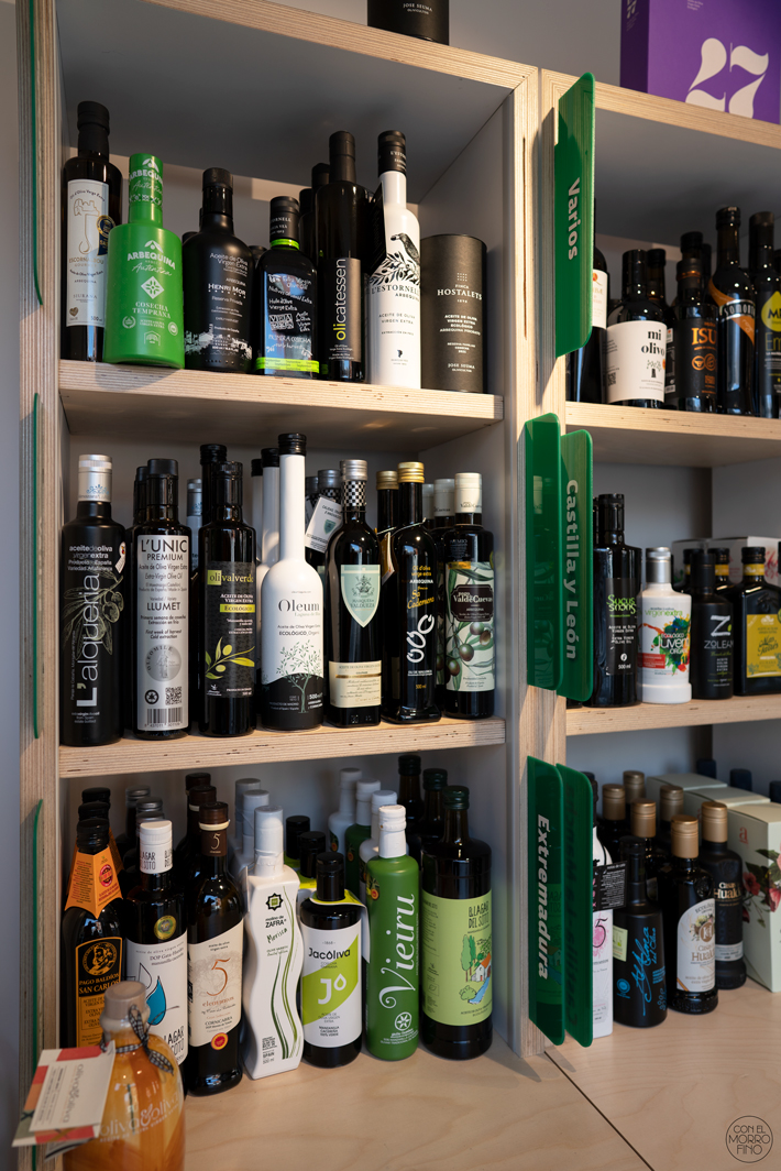 conelmorrofino's tweet photo. ¿Sabías que en #Madrid tenemos la mejor tienda de #AOVE de España (y posiblemente del mundo? Hoy te hablamos de La Comunal. Desde el 1961, trabajando para poner en valor un producto tan nuestro como AOVE @PCOlivarero #LaComunal #Madrid #tienda #aceite https://t.co/7SdOoYDEgD https://t.co/v4ZFM2DDfj