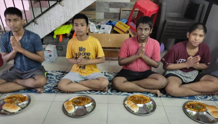 PragateeNGO's tweet photo. #pragateefoundation 
#sampoornaahar 
19th November, 2021 -A food donation program was organized at "Girijghar" Ashram today under "Complete Diet Initiative". The event was organized on the occasion of Chinmay Chavan's birthday https://t.co/Kim51LWgPL