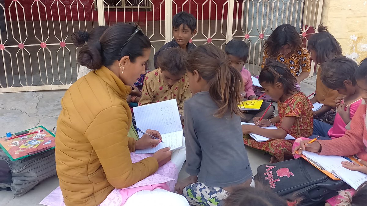 sunitabaitu's tweet photo. पुलिस ड्यूटी के अतिरिक्त समय में इन कच्ची बस्ती के नन्हें-मुन्ने बच्चों के साथ....इन्हें भिक्षा नहीं शिक्षा की जरुरत
@PoliceRajasthan https://t.co/5b3Ql50fJy