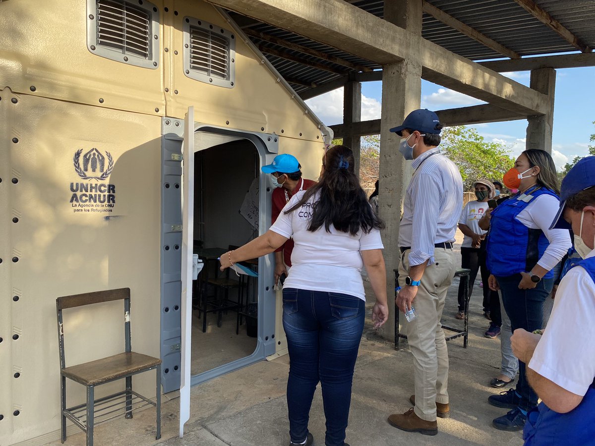 OCHA_Venezuela's tweet photo. La comunidad explicó al Coordinador Humanitario que @ACNUR_Venezuela:

🧼Entregó de 300 kits de higiene y 150 kits escolares
📚Instaló de 3 aulas modulares
⚕Impartió sesiones informativas sobre COVID-19, DDHH y salud sexual y reproductiva
🩺Promoción de salud para 800 personas https://t.co/5eGy3eYo4Y