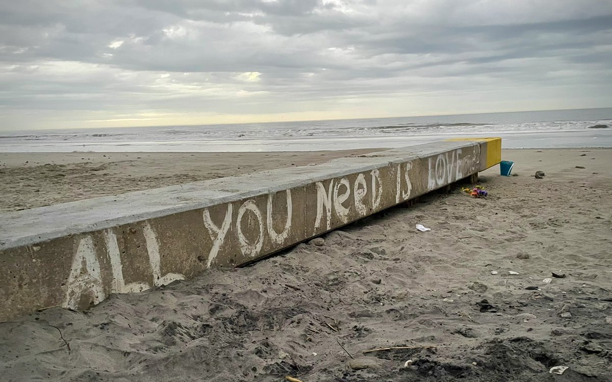 ChuckTownDaily's tweet photo. "No one is born to hate another person because of the way they look, where they live, what they"re worth or the their ideas and thoughts.  No one is born to hate" #follybeach #quoteoftheday #quotestoliveby #BeKind #love https://t.co/iX3FWgO48R