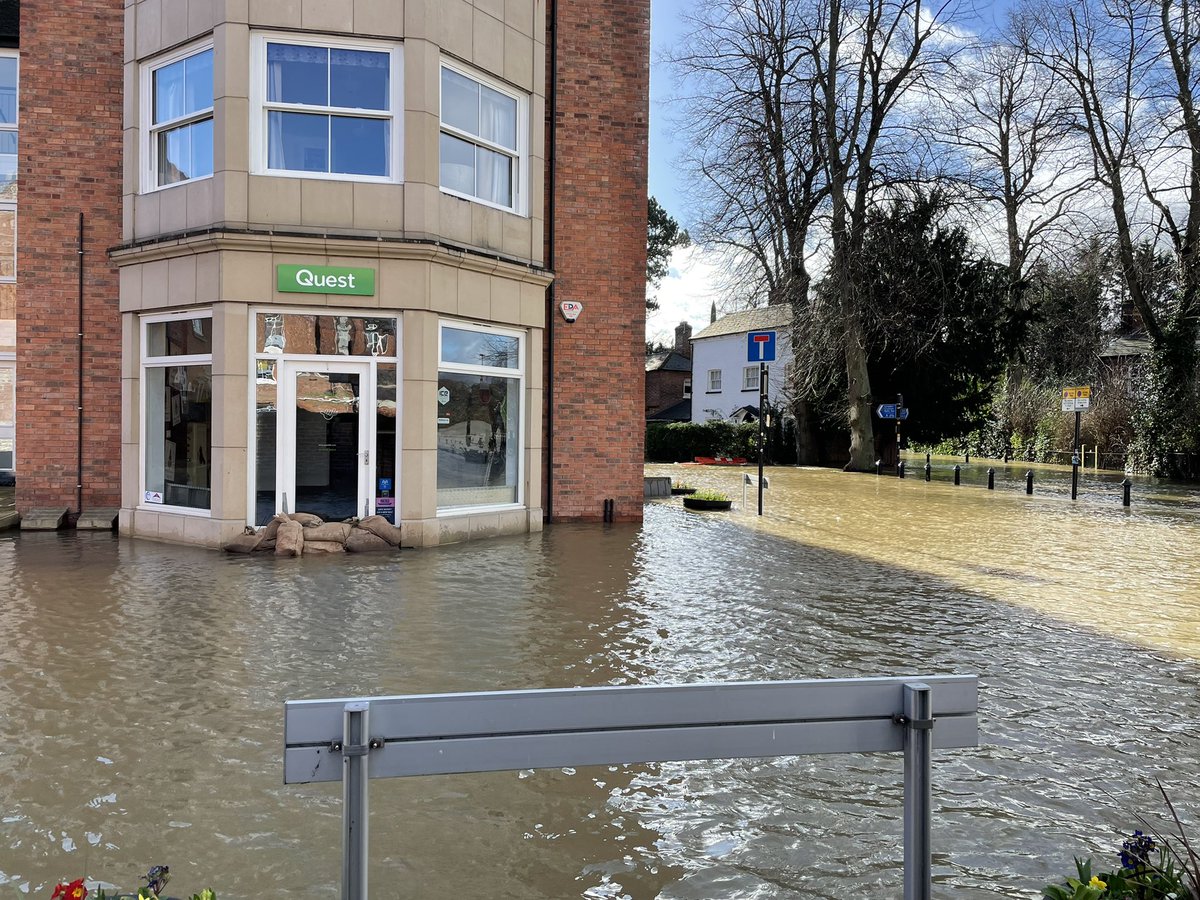 Rebeccalla's tweet photo. #ShrewsburyFloods #ShropshireFloods Water is starting to retreat 🦆 https://t.co/wCOfQRJqaM