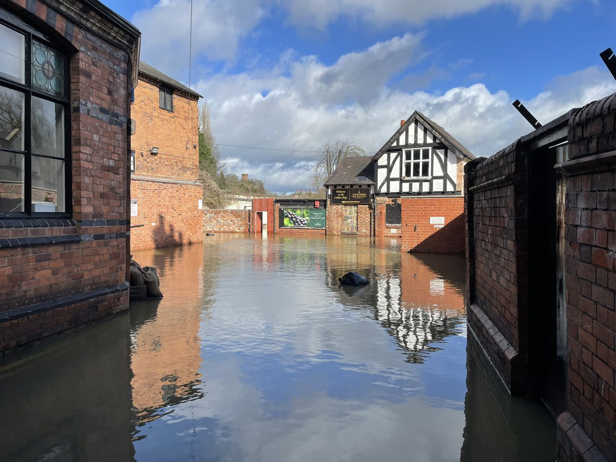 Rebeccalla's tweet photo. #ShrewsburyFloods #ShropshireFloods Water is starting to retreat 🦆 https://t.co/wCOfQRJqaM