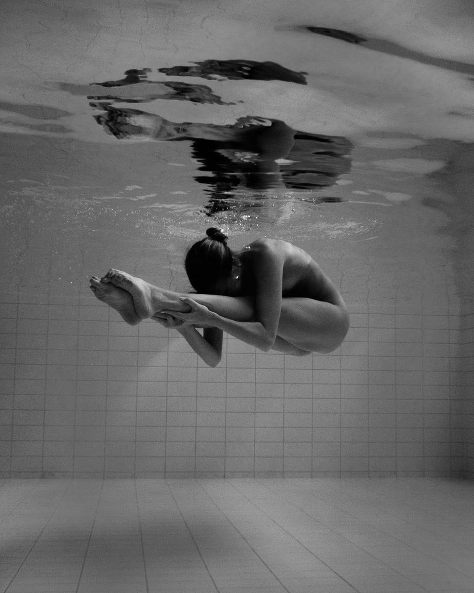 NudeYogaGirl's tweet photo. GM everyone!👇 Underwater.✨ https://t.co/zDEpjvj4Do