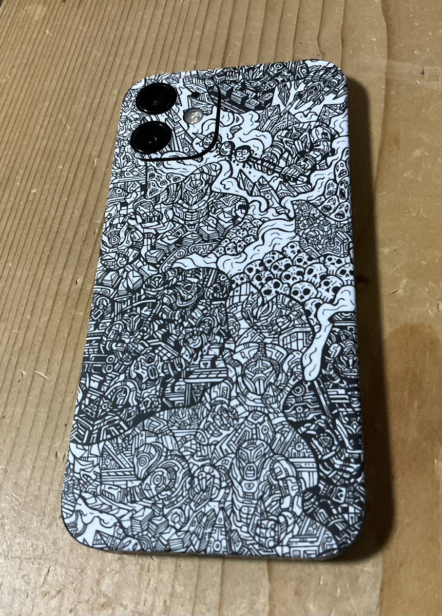 mabuta1100cc's tweet photo. 注文してから一ヶ月経ってやっ届いた。いつもは二週間くらいで届くので着かないんじゃかいかと心配したよ。
#dbrand
#robotcamo https://t.co/BSa9TiekgM