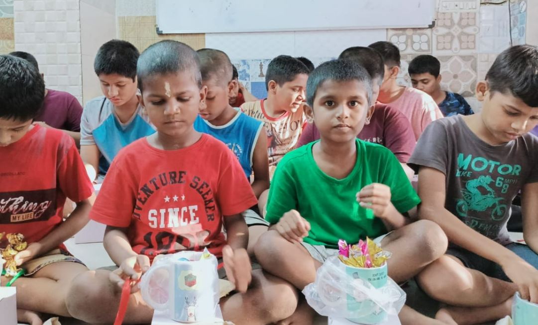 PragateeNGO's tweet photo. 17th December, 2021 - Pragatee Foundation organised a pre -Christmas event for 50 children at Anmol Home , Koparkhairne sponsored bySivaraman family from Deonar and we gave assorted gifts for the children https://t.co/l9VpEVTGgy
